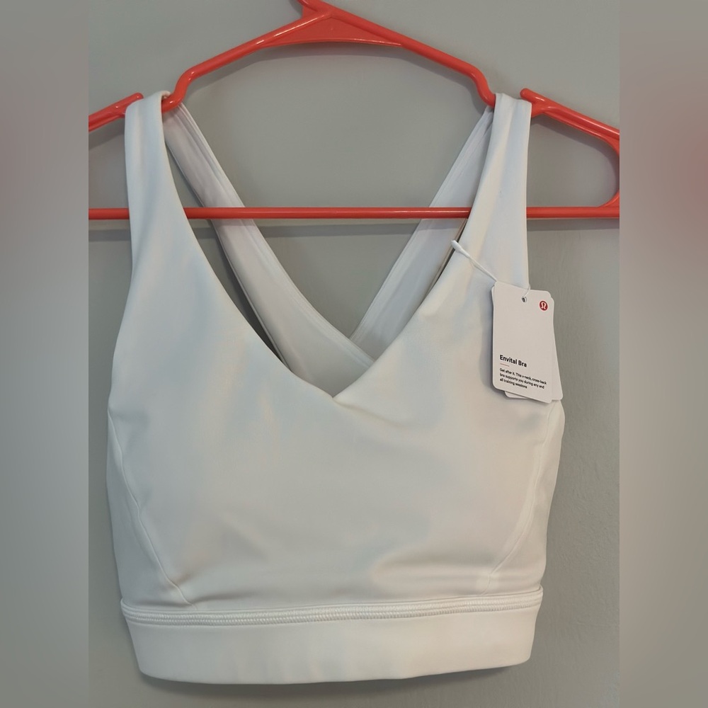 NWT lululemon Envital Bra size 6 white in color